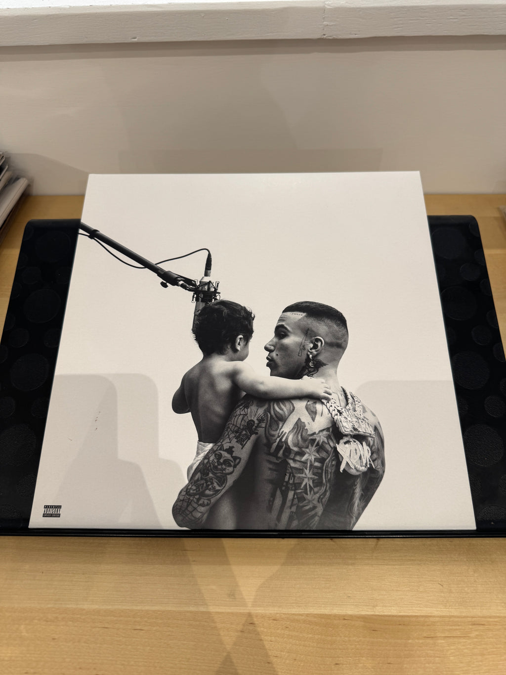 Copertina Geolier Il Coraggio dei Bambini - dettaglio angolo in basso a sinistra con leggera macchia visibile sulla copertina bianca