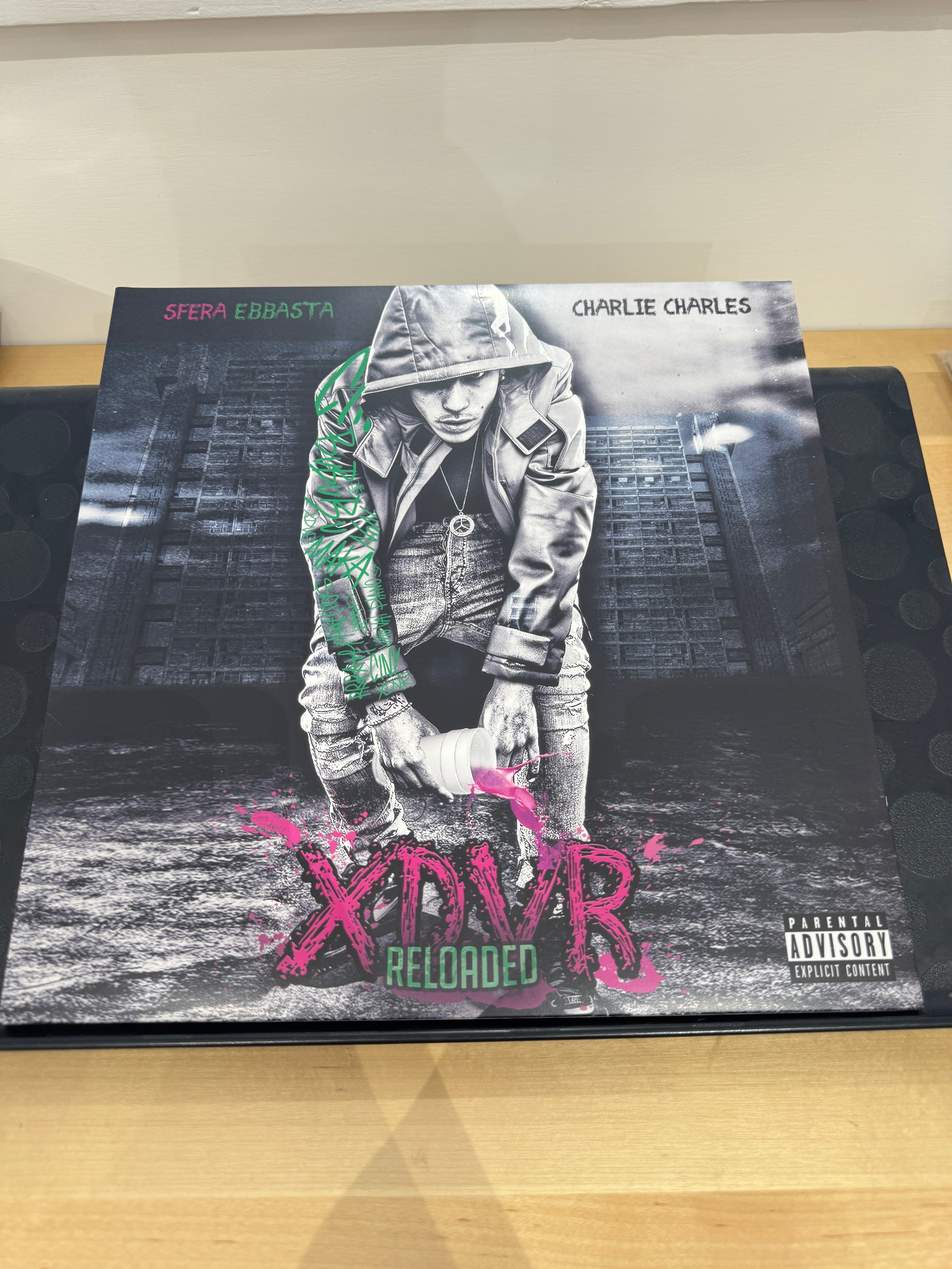Copertina fisica LP Sfera Ebbasta XDVR Reloaded - artwork colorato con Sfera in felpa verde e fucsia su sfondo scuro con edifici