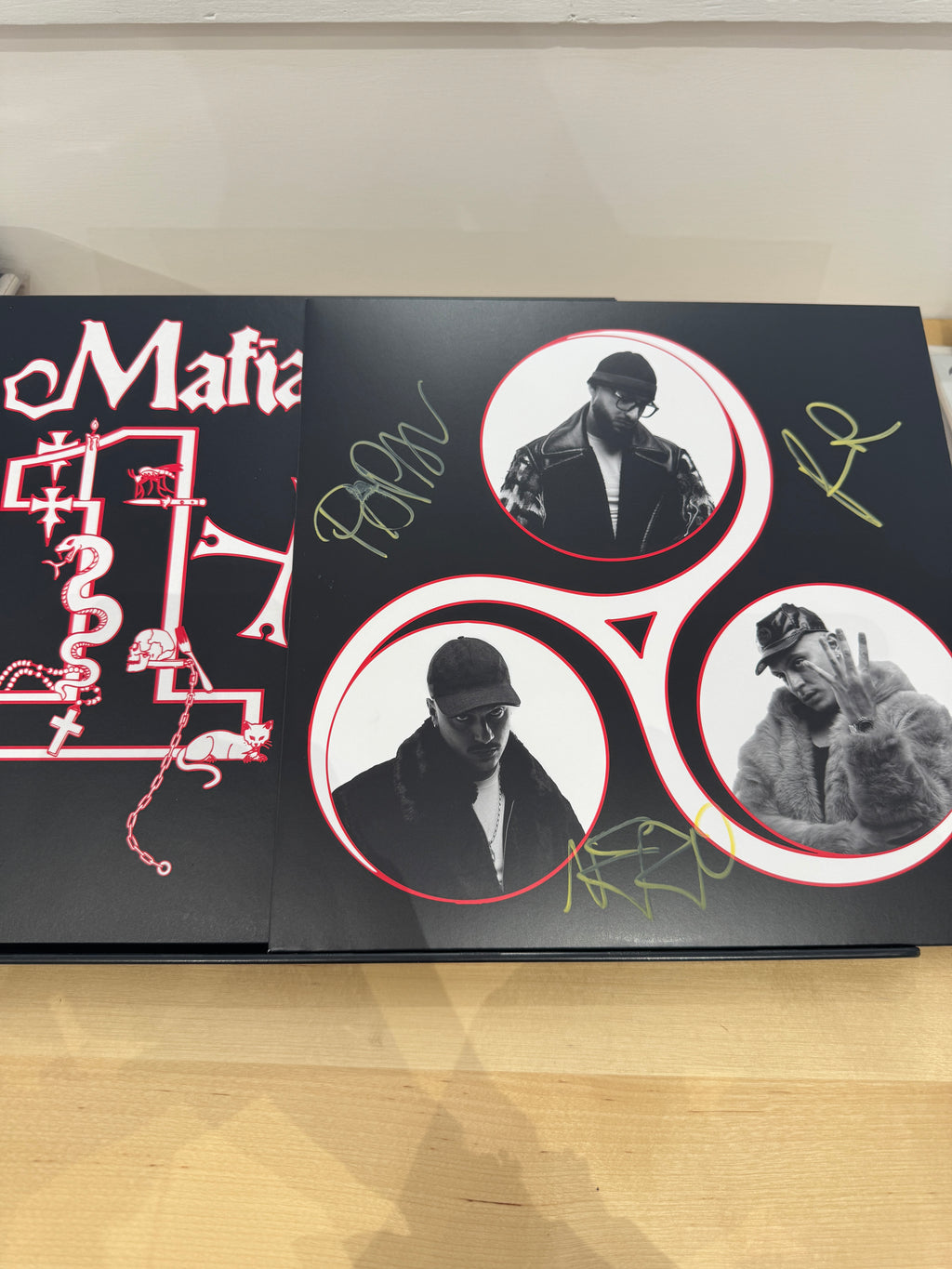 Inner sleeve gatefold aperto Mafia Slime 2 - foto in bianco e nero dei tre artisti Nerissima Serpe Papa V e Fritu con autografi originali di tutti e tre