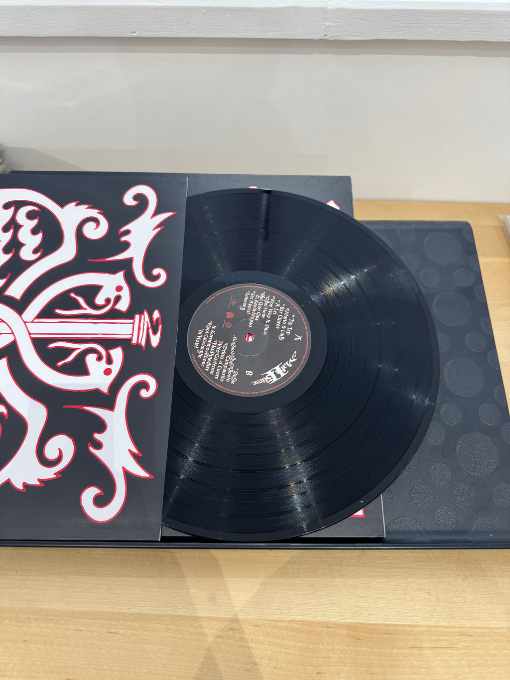 Disco vinile nero Mafia Slime 2 con etichetta Dare It Music nera - tracklist Lato A visibile, inner sleeve con artwork gothic in rosso su sfondo nero