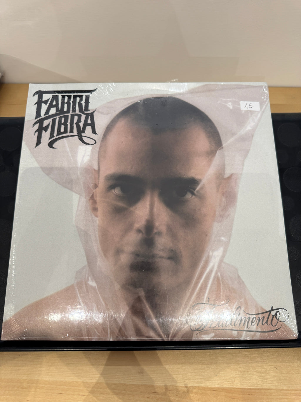 Copertina fisica Fabri Fibra Tradimento con pellicola originale aperta - etichetta prezzo 45 in alto a destra, foto in bianco e nero