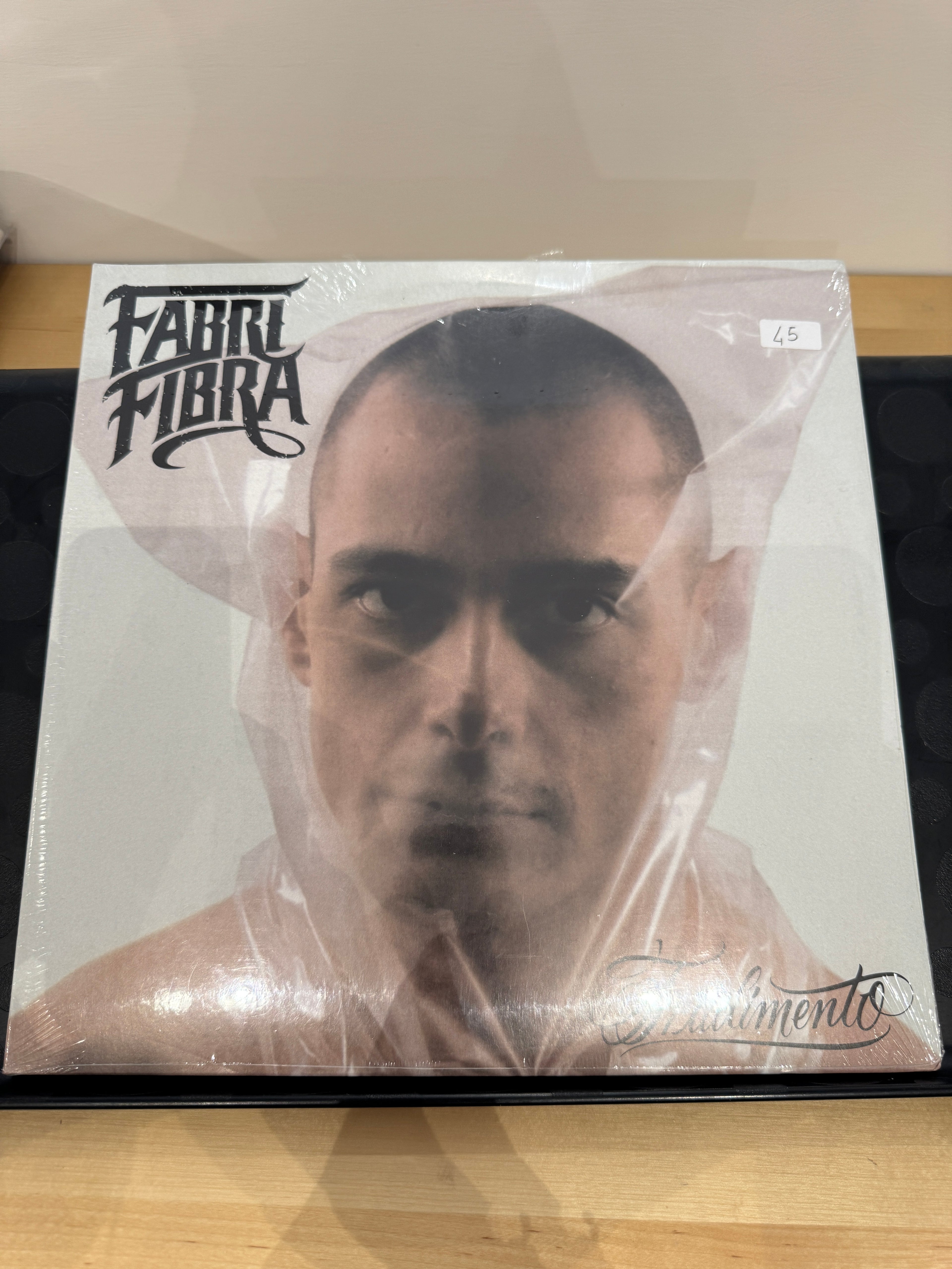 Copertina fisica Fabri Fibra Tradimento con pellicola originale aperta - etichetta prezzo 45 in alto a destra, foto in bianco e nero