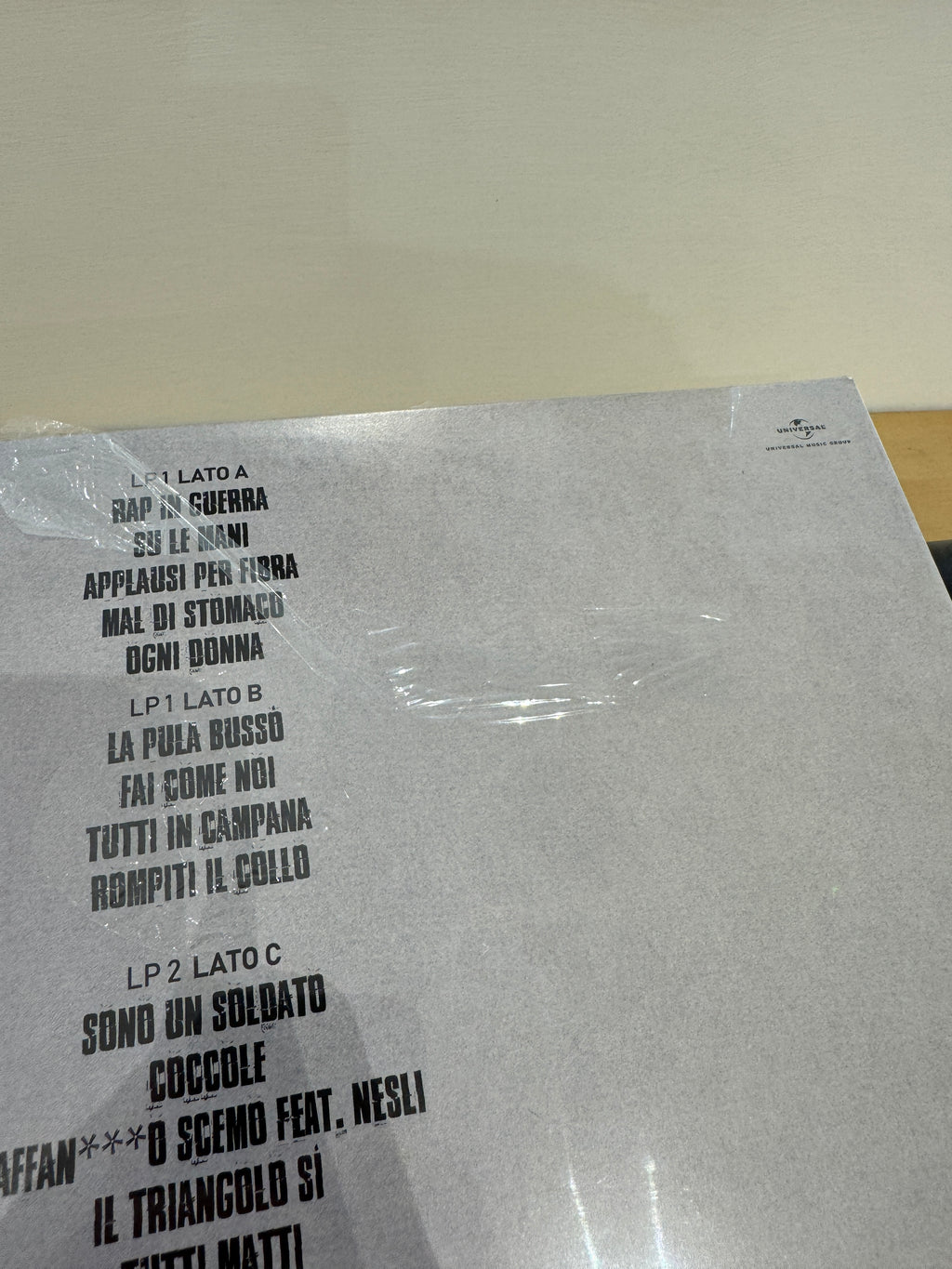 Retro copertina Fabri Fibra Tradimento - tracklist completa LP1 Lato A B e LP2 Lato C su sfondo bianco, logo Universal Music Group in alto a destra