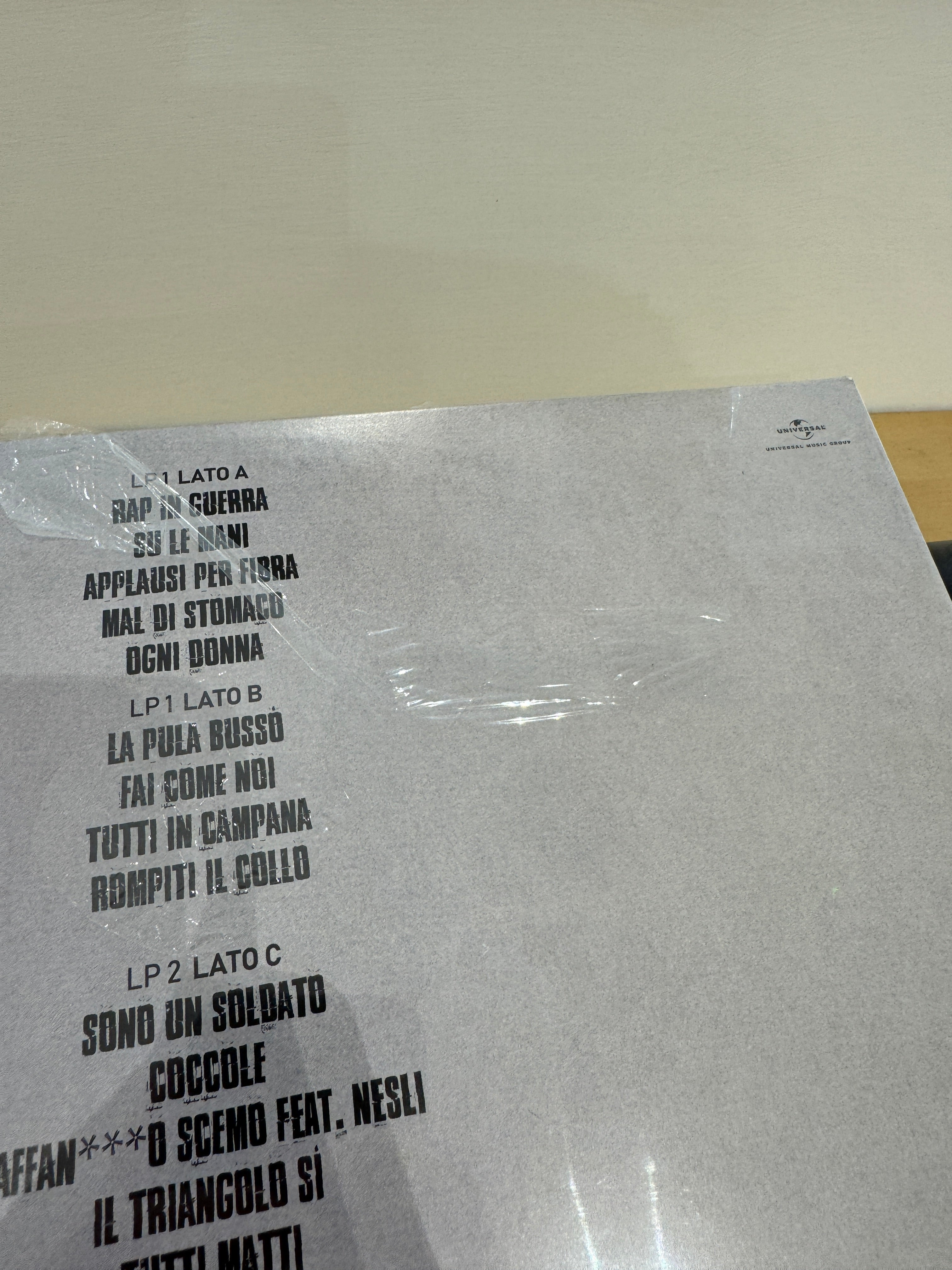 Retro copertina Fabri Fibra Tradimento - tracklist completa LP1 Lato A B e LP2 Lato C su sfondo bianco, logo Universal Music Group in alto a destra