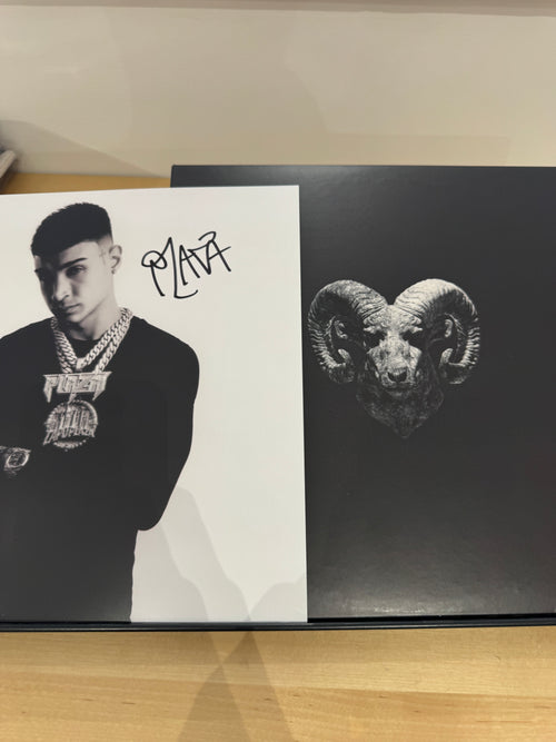 Doppio vinile fumé Capo Plaza Ferite Ariete Edition - formato Aries Jagged a forma di lama di sega circolare, etichette nere con logo ariete, numero di serie C395 e H395