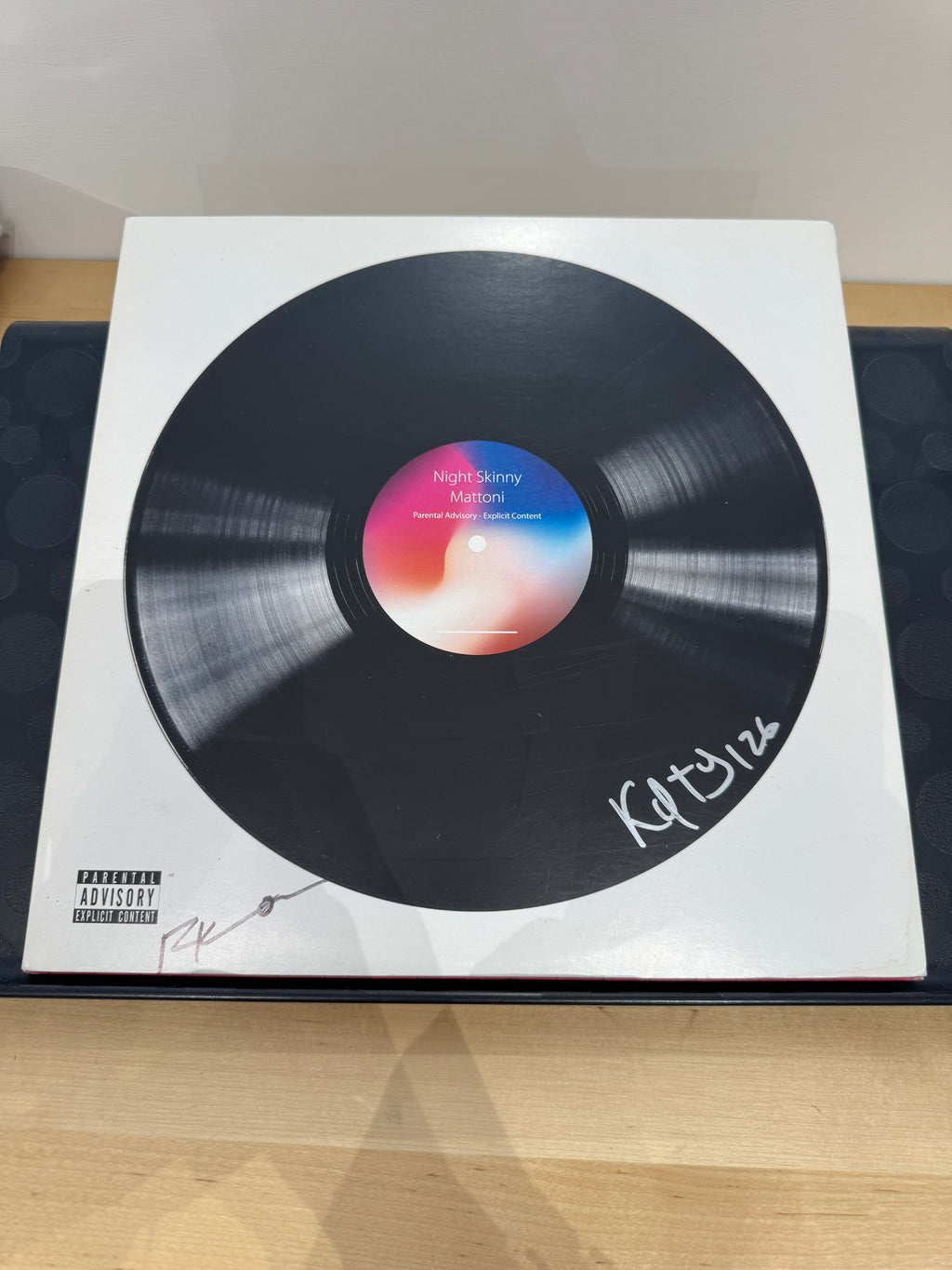 Copertina Night Skinny Mattoni con autografi originali - firma Rkomi in basso a sinistra e firma Ketama126 in basso a destra sulla copertina bianca, etichetta disco sfumata rosa-blu