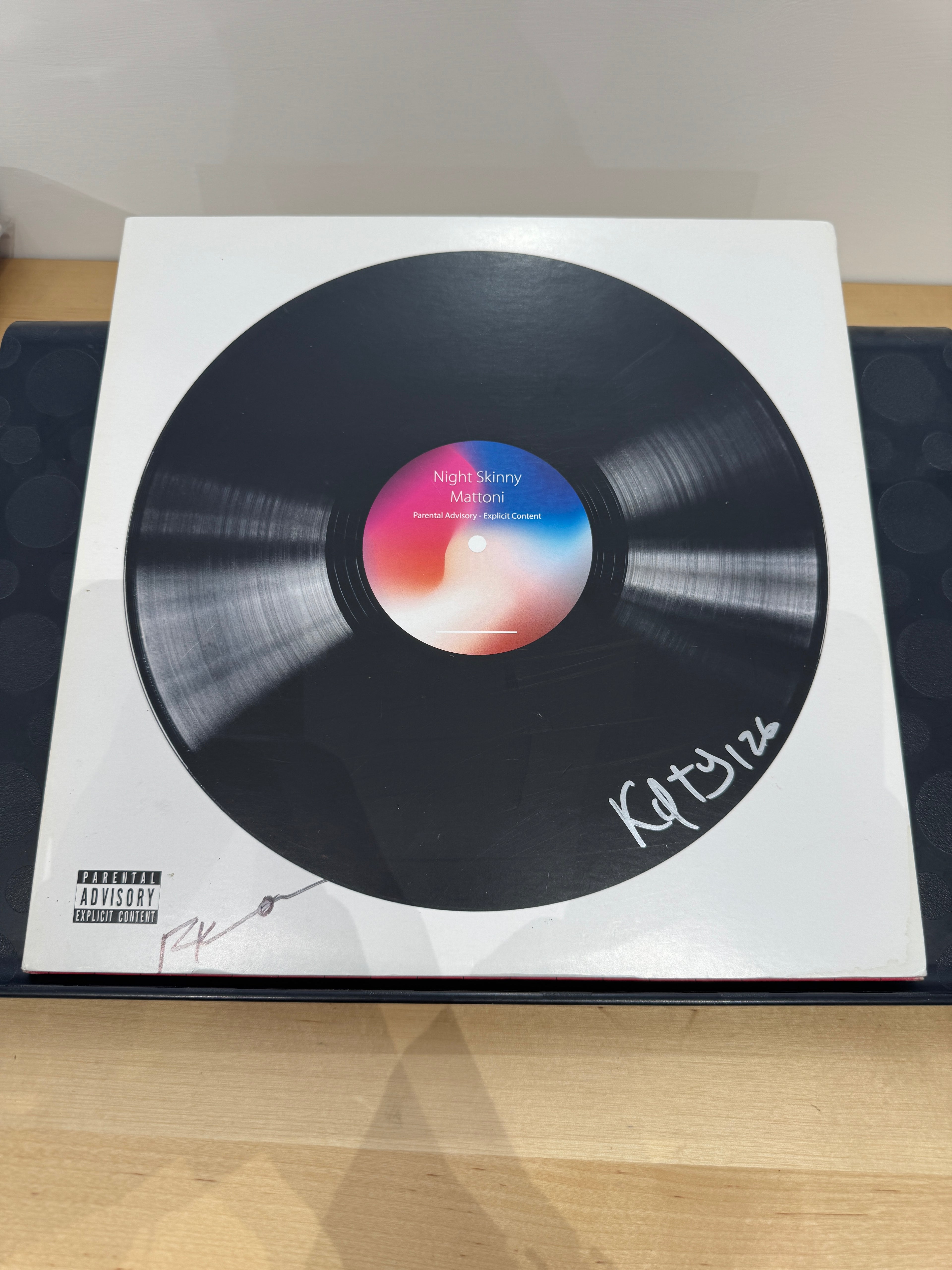 Copertina Night Skinny Mattoni con autografi originali - firma Rkomi in basso a sinistra e firma Ketama126 in basso a destra sulla copertina bianca, etichetta disco sfumata rosa-blu