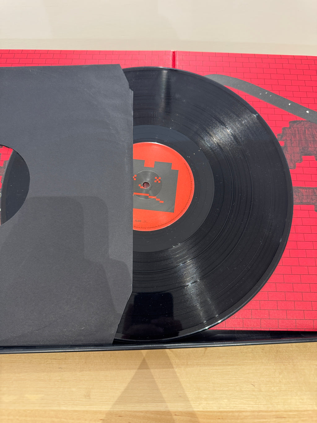 Disco vinile nero Night Skinny Mattoni con etichetta rossa e logo pixel Night Skinny, inner sleeve grigio scuro, sfondo sleeve rosso mattoni