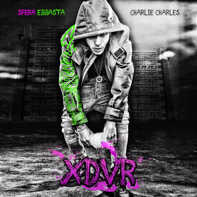 Copertina Sfera Ebbasta Charlie Charles XDVR Reloaded - artwork con Sfera in felpa con cappuccio su sfondo dark, scritta XDVR in fucsia e verde, Parental Advisory