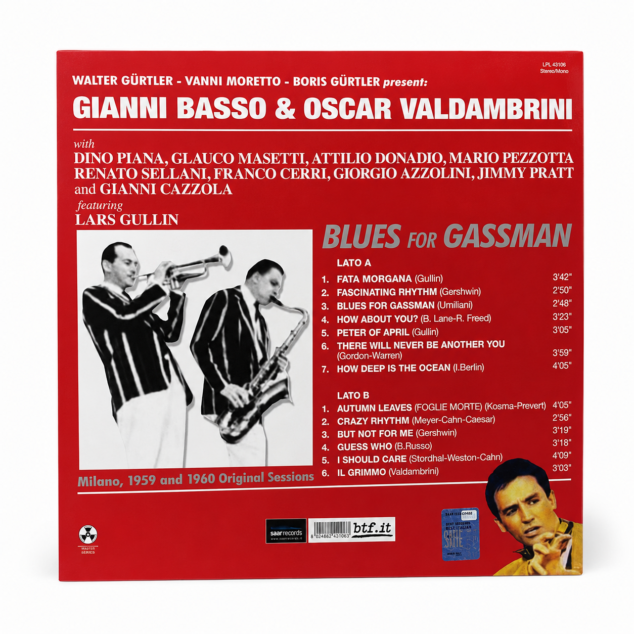 Retro copertina Basso Valdambrini Blues for Gassman SAAR Records LPL 43106 - tracklist completa Lato A e B su sfondo rosso, formazione completa con Lars Gullin, foto Basso e Valdambrini in bianco e nero, barcode 8024662431083, logo SAAR Records e btf.it in basso, foto Vittorio Gassman in basso a destra
