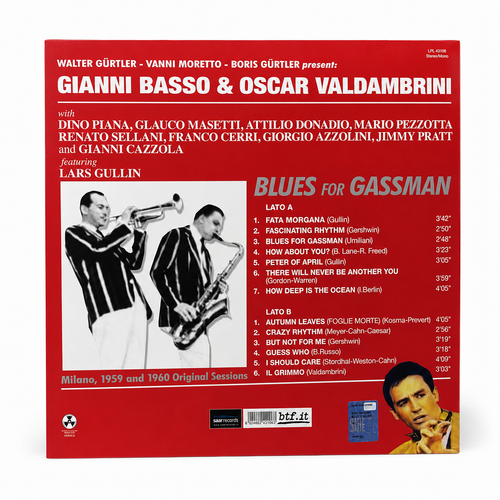 Retro copertina Basso Valdambrini Blues for Gassman SAAR Records LPL 43106 - tracklist completa Lato A e B su sfondo rosso, formazione completa con Lars Gullin, foto Basso e Valdambrini in bianco e nero, barcode 8024662431083, logo SAAR Records e btf.it in basso, foto Vittorio Gassman in basso a destra