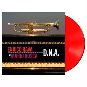 Retro copertina Enrico Rava Mario Rusca DNA SAAR Records - tracklist completa Lato A e B con durate, formazione completa Enrico Rava tromba Mario Rusca piano Luca Terranova basso Tony Arco batteria, note di registrazione Giornalisti Sound Milano dicembre 2018, foto Rava e Rusca, logo SAAR Records e btf.it in basso, barcode 8004883215683